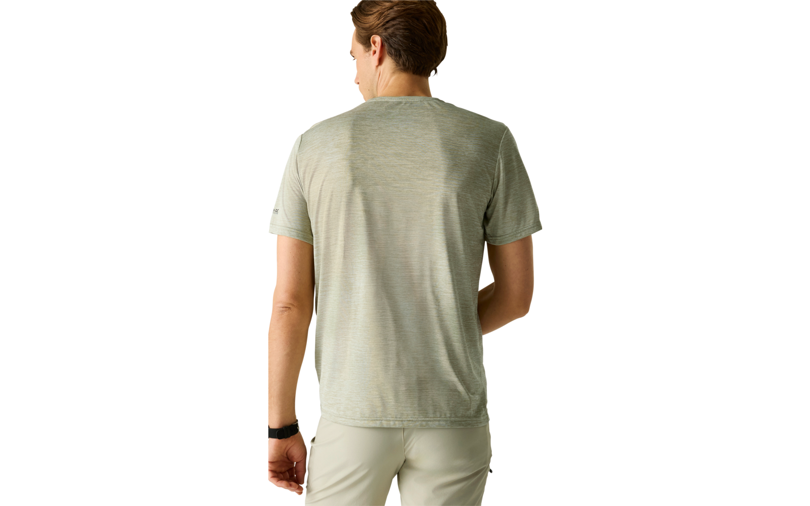 Person von hinten, trägt hellgrünes kurzärmeliges T-Shirt und helle Hose, kurze braune Haare, schwarze Uhr am linken Handgelenk, weißer Hintergrund