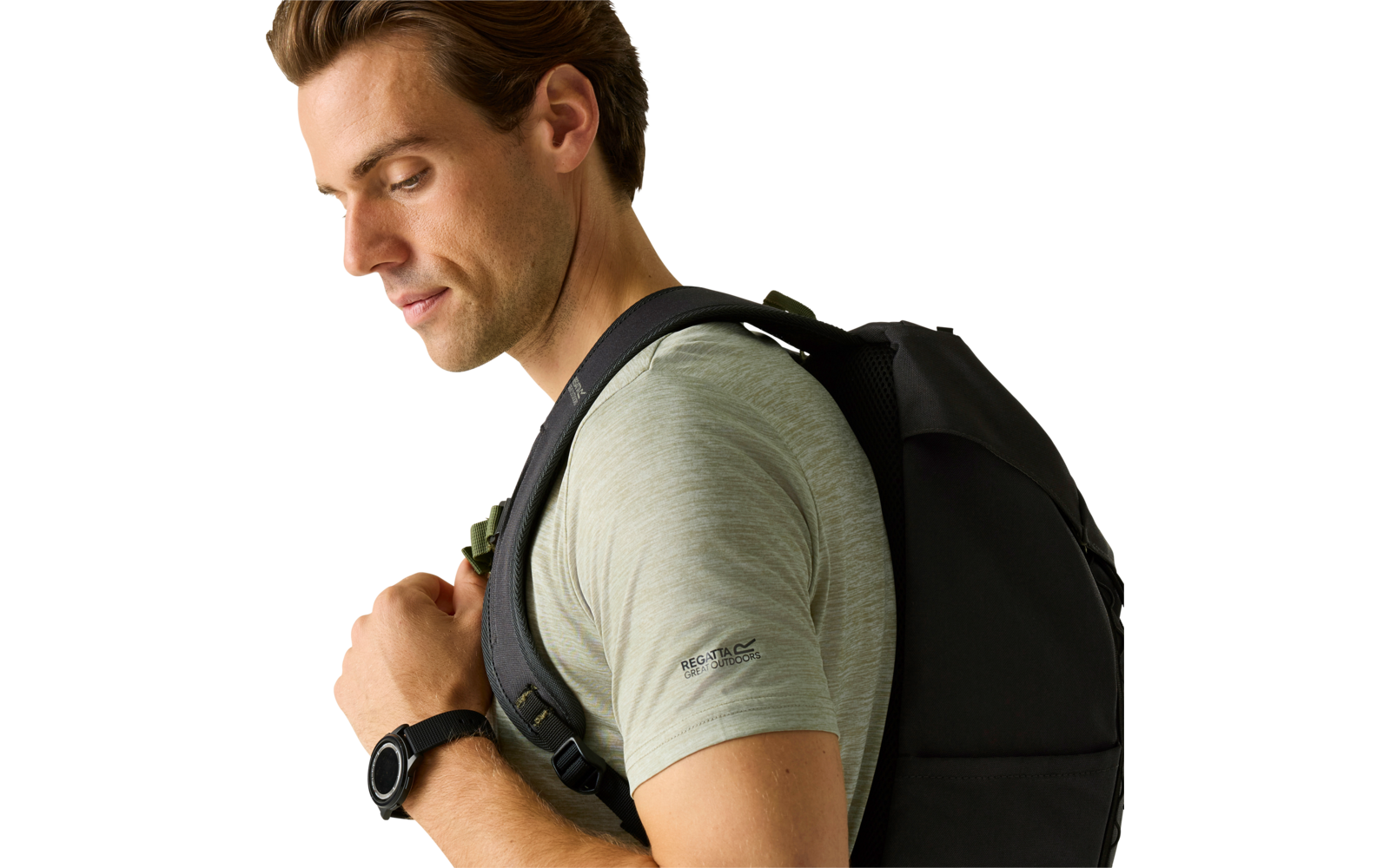 Mann im Profil mit grünem T-Shirt, schwarzem Rucksack und Armbanduhr, Blick nach unten