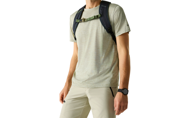 Oberkörper einer Person bis zu den Oberschenkeln, Gesicht nicht sichtbar, trägt hellgrünes T‑Shirt, Rucksackträger über den Schultern, helle Hose, schwarze Armbanduhr am linken Handgelenk, freigestellt auf weißem Hintergrund