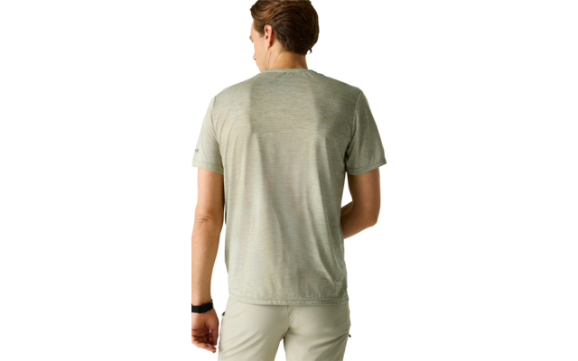 Person von hinten, trägt hellgrünes kurzärmeliges T-Shirt und helle Hose, kurze braune Haare, schwarze Uhr am linken Handgelenk, weißer Hintergrund