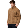Mann trägt eine beige Fleecejacke mit Reißverschluss und Stehkragen
