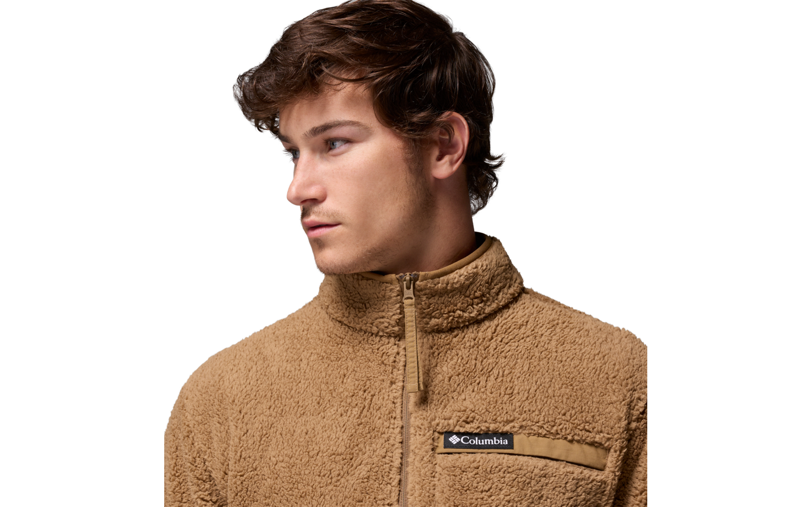 Junger Mann trägt braune Fleecejacke und blickt nach links