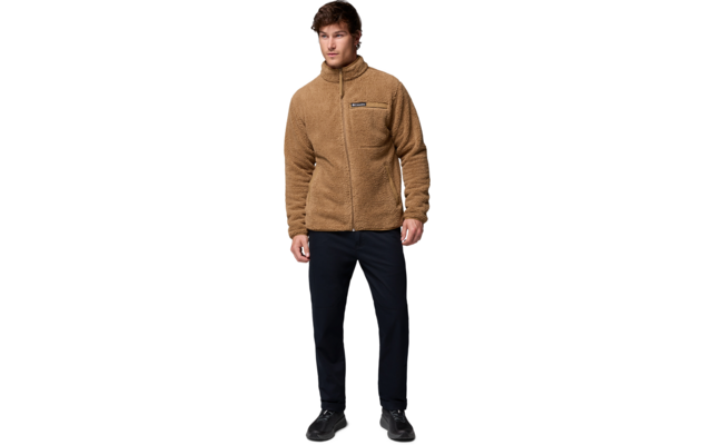 Mann trägt eine braune Jacke und schwarze Hose, steht frontal