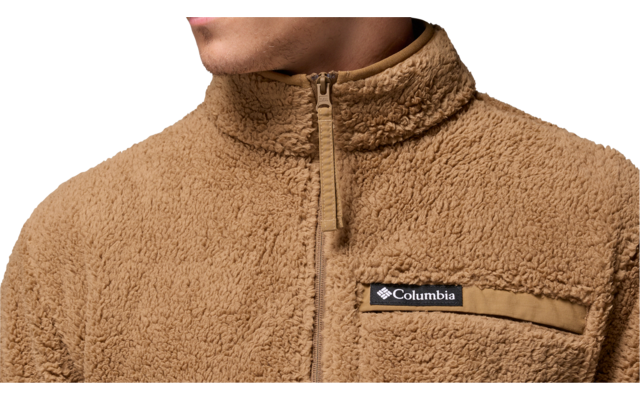 Junger Mann trägt braune Fleecejacke und blickt nach links