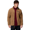 Junger Mann trägt braune Fleecejacke und rotes Shirt