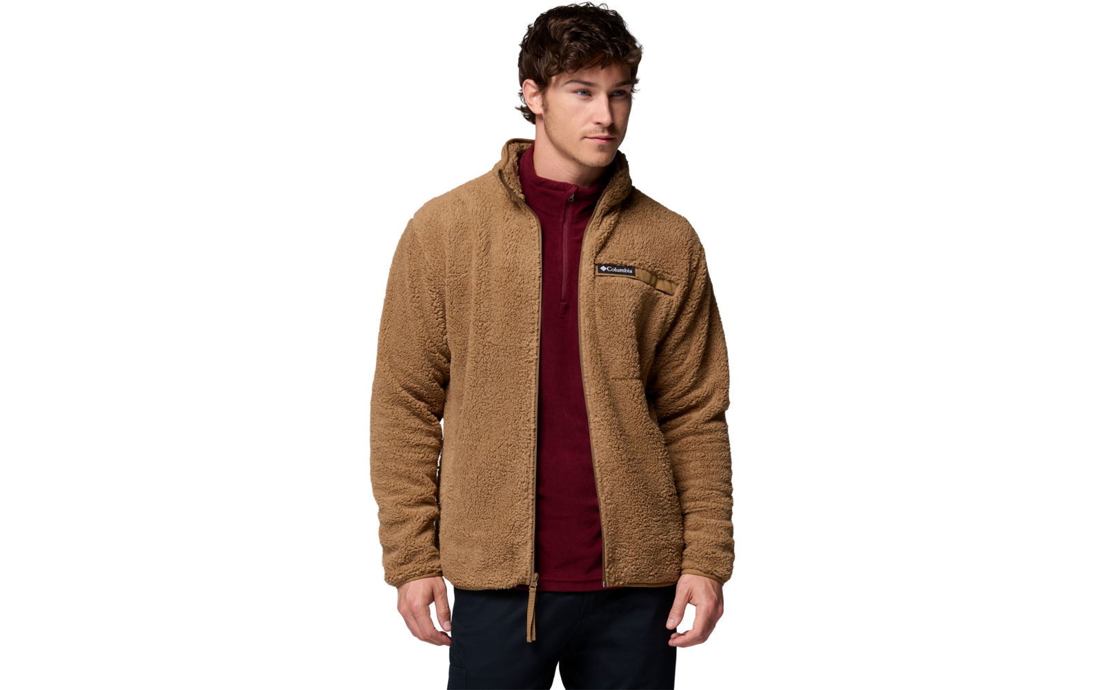 Junger Mann trägt braune Fleecejacke und rotes Shirt