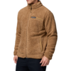 Mann trägt eine beige Fleecejacke mit Reißverschluss und Stehkragen