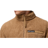 Junger Mann trägt braune Fleecejacke und blickt nach links