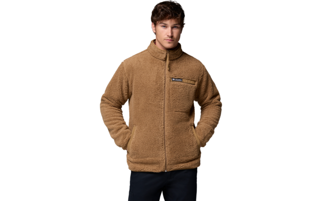 Mann trägt braune Fleecejacke mit Reißverschluss und Taschen