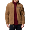 Junger Mann trägt braune Fleecejacke und rotes Shirt
