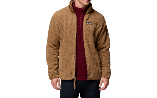 Junger Mann trägt braune Fleecejacke und rotes Shirt
