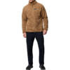 Mann trägt eine braune Jacke und schwarze Hose, steht frontal