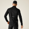 Persona vista da dietro con giacca da ciclismo nera, pantaloni da ciclismo neri e berretto nero su sfondo chiaro