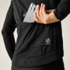 Persona con giacca sportiva nera inserisce uno smartphone nella tasca posteriore; logo DARE 28 visibile