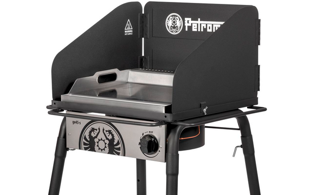 Mobiler Grill mit schwarzen Windschutzpaneelen, rechteckiger Edelstahlschale, vorderer Drehregler, drei schwarzen Beinen und orangefarbener Gasschlauch