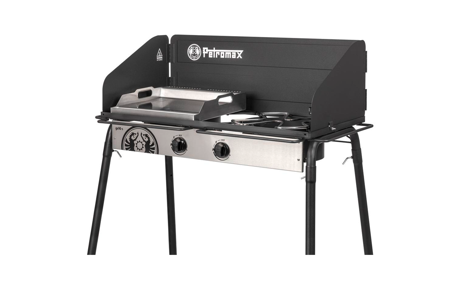 Schwarzer Campinggrill mit Windschutz, Edelstahl-Frontplatte, zwei Drehknöpfe, links flache Grillplatte, rechts zwei runde Brenner, Schriftzug Petromax