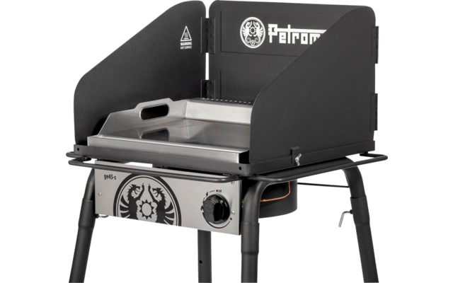 Gril portable avec panneaux pare-vent noirs, bac rectangulaire en acier inoxydable, bouton de commande avant, trois pieds noirs et tuyau de gaz orange