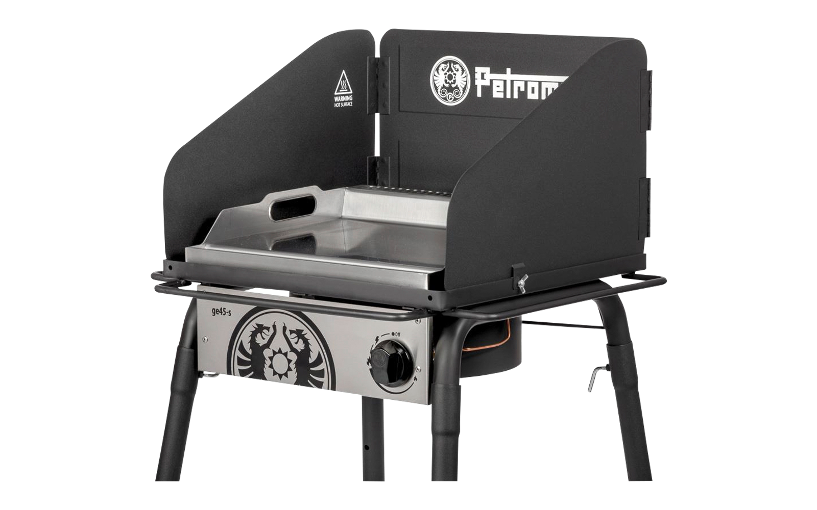 Gril portable avec panneaux pare-vent noirs, bac rectangulaire en acier inoxydable, bouton de commande avant, trois pieds noirs et tuyau de gaz orange