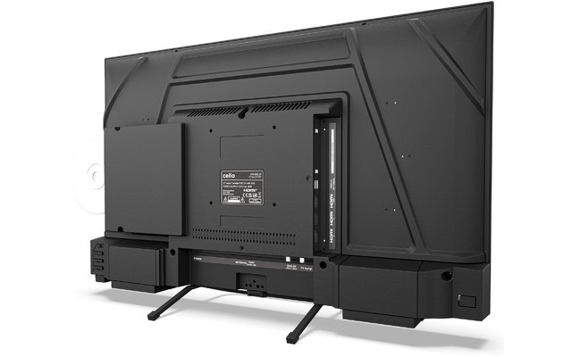 Achterzijde van een zwarte flatscreen-tv met twee standpoten, ventilatieopeningen, meerdere aansluitingen rechts, een etiket in het midden en twee rechthoekige modules bevestigd linksonder