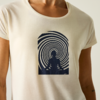 Helles beigefarbenes T-Shirt mit dunkelblauem Druck: in einem rechteckigen Rahmen eine sitzende Silhouette vor konzentrischen Spiralringen