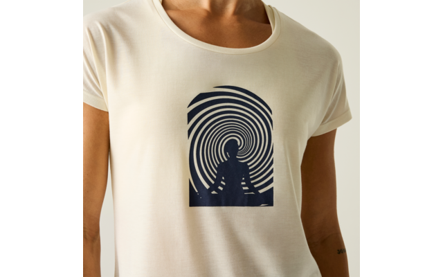 Helles beigefarbenes T-Shirt mit dunkelblauem Druck: in einem rechteckigen Rahmen eine sitzende Silhouette vor konzentrischen Spiralringen