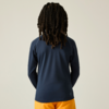 Achteraanzicht van een persoon met dreadlocks die een donkerblauw shirt met lange mouwen en een oranje broek draagt