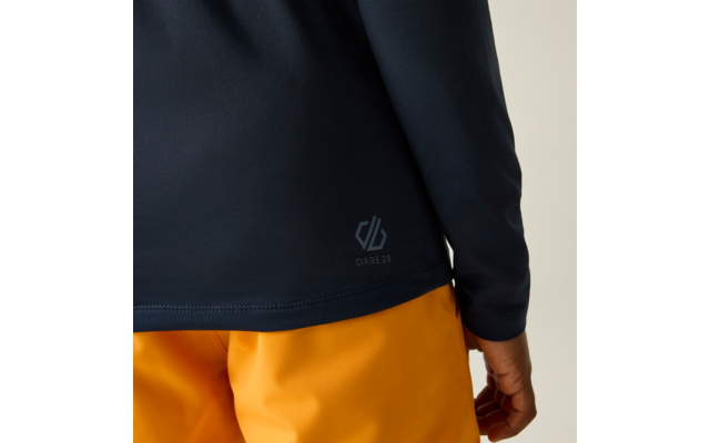 Rugaanzicht van een persoon met een donkerblauw shirt met lange mouwen en een klein 'DARE2B'-logo bij de zoom, oranje broek, rechterhand zijdelings zichtbaar, lichte achtergrond