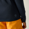 Rugaanzicht van een persoon met een donkerblauw shirt met lange mouwen en een klein 'DARE2B'-logo bij de zoom, oranje broek, rechterhand zijdelings zichtbaar, lichte achtergrond