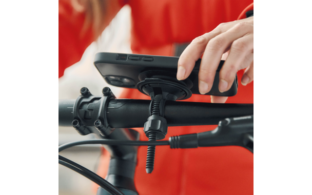 Hand hält Smartphone in einer Halterung am Fahrradlenker