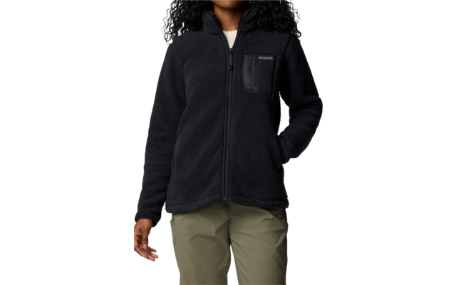 Person trägt eine schwarze Fleecejacke mit Reißverschluss und eine grüne Hose