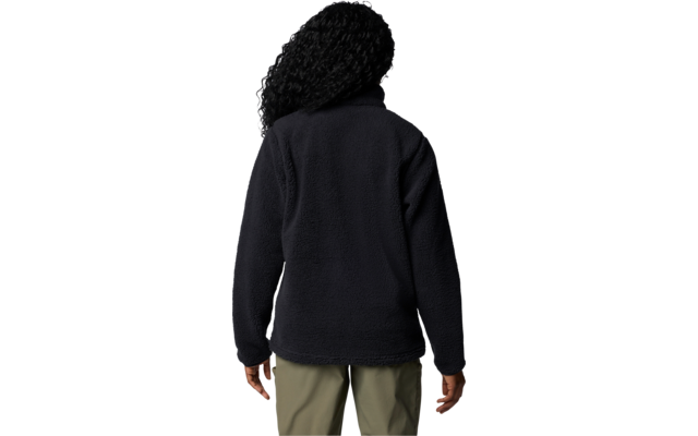 Person in schwarzer Kapuzenjacke mit hochgezogener Kapuze, von hinten gesehen