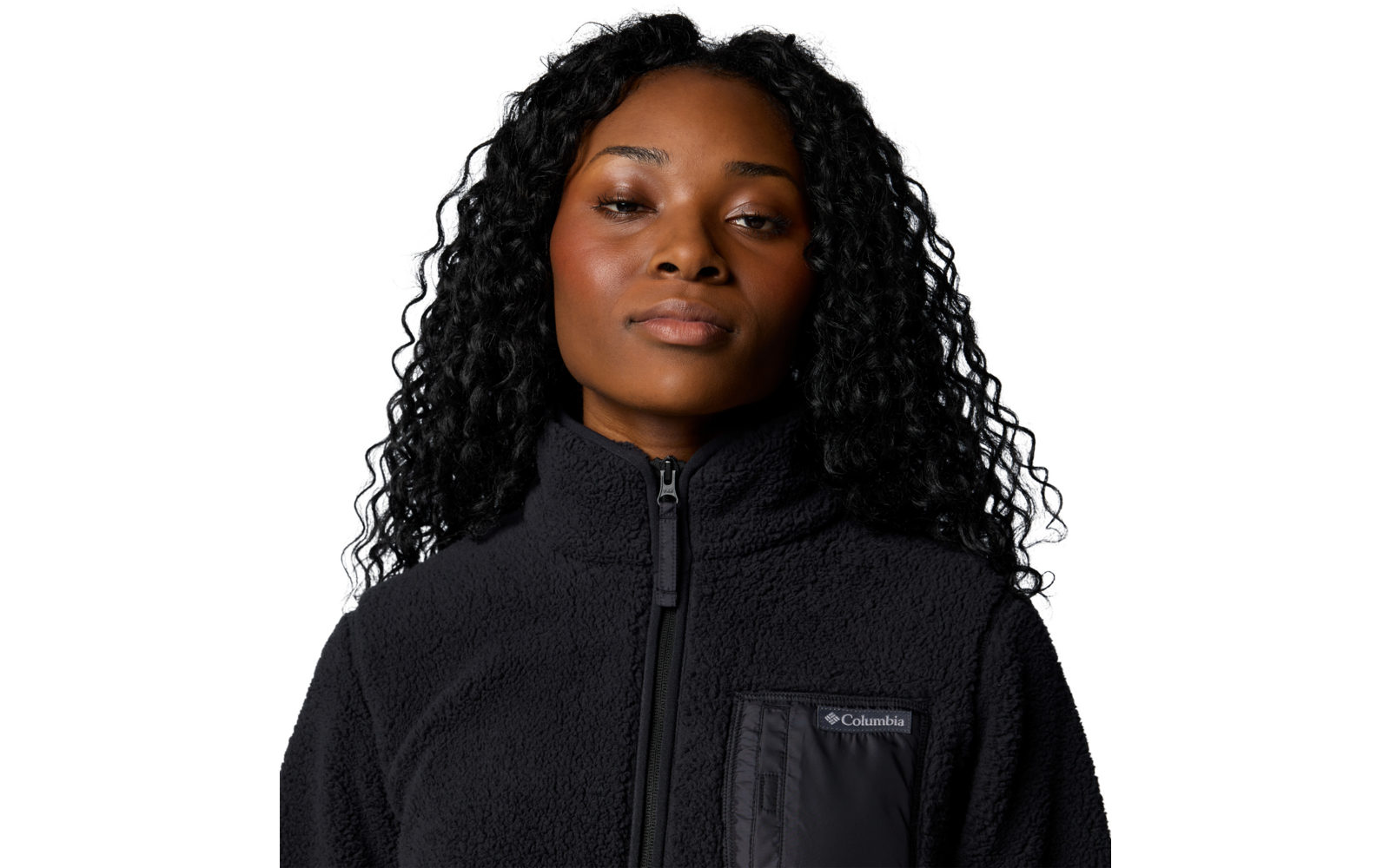 Portrait einer Frau mit lockigen schwarzen Haaren, die einen schwarzen Reißverschluss-Pullover trägt