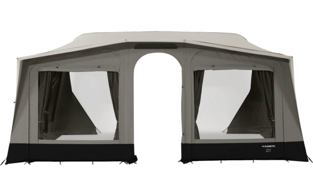 Großes hellbeiges und graues Zelt mit zwei rechteckigen Fenstern mit geöffneten Vorhängen und einem zentralen bogenförmigen Eingang