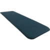 Donkerblauwe, rechthoekige zelfopblaasbare slaapmat op witte achtergrond