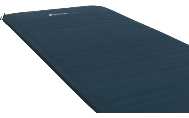 Donkerblauwe slaapmat liggend op een witte achtergrond