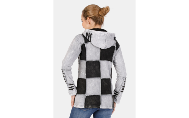 Person von hinten mit hochgestecktem Haar, trägt eine Kapuzenjacke mit schachbrettartigem Muster aus hellgrauen und schwarzen Quadraten, blaue Jeans, weißer Hintergrund