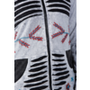 Nahaufnahme einer hellgrauen Jacke mit schwarzem Reißverschluss, horizontalen Schlitzen mit schwarzem Unterstoff, roten und blauen, zweigartigen Stickereien und sichtbarer Vordertasche
