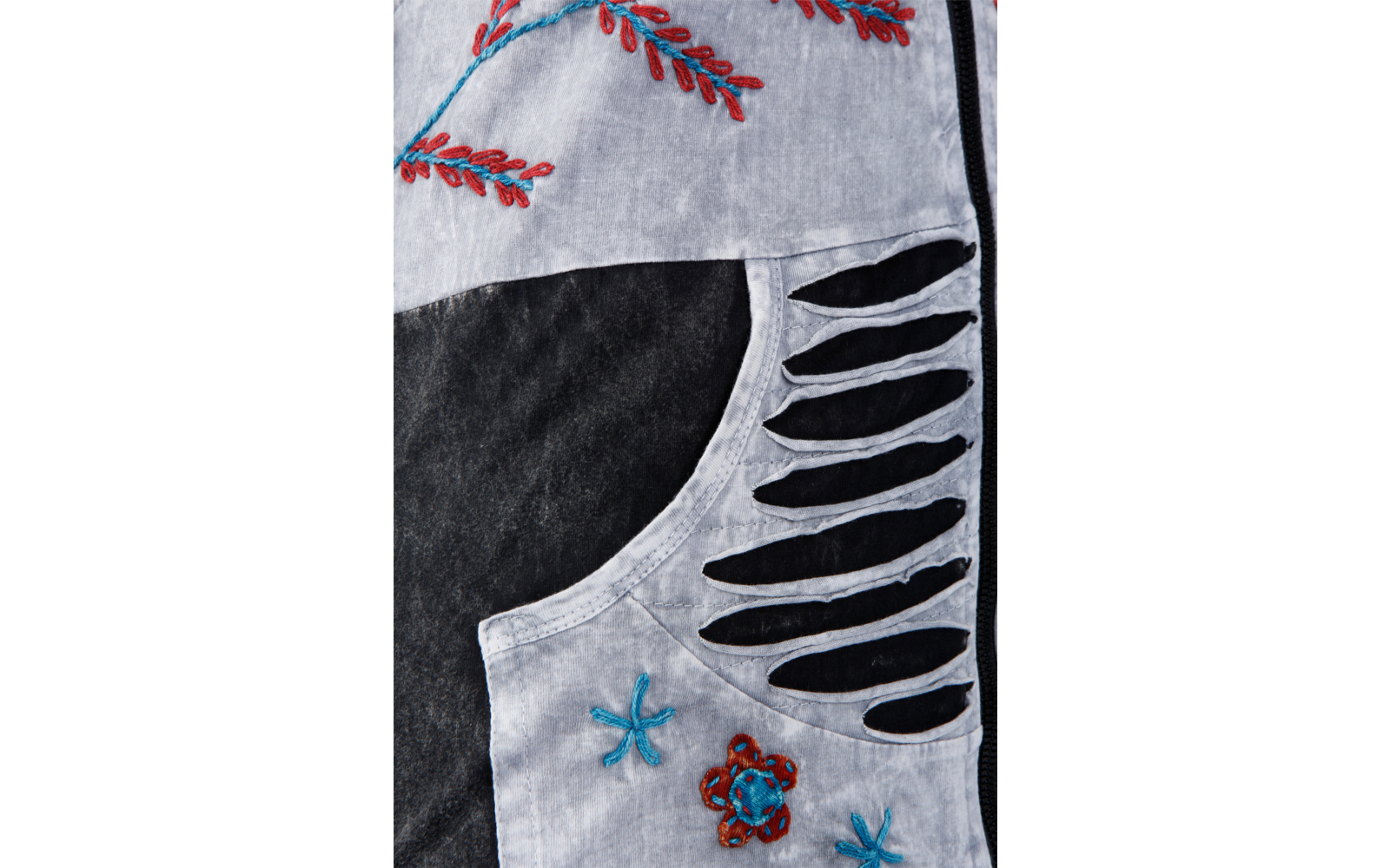 Hellgrauer Stoff mit schwarzer Unterlage, gebogene Taschenöffnung, mehrere horizontale Schlitze, rote und blaue Blumen- und Blattstickerei