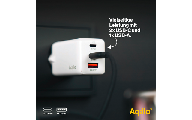 Nahaufnahme eines USB-Ladeanschlusses mit Text in deutscher Sprache