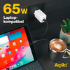 Tablet mit farbigen App-Symbolen, angeschlossenes Ladekabel und Tasse Kaffee neben einem kleinen Pflanzentopf auf dunklem Untergrund