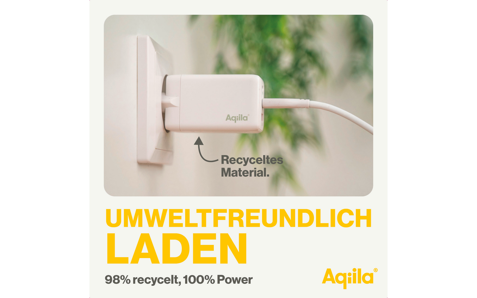 Weiße Ladestation an einer Wand mit angeschlossenem Kabel und Aufschrift 'Aqila' und 'Recycling Battery'