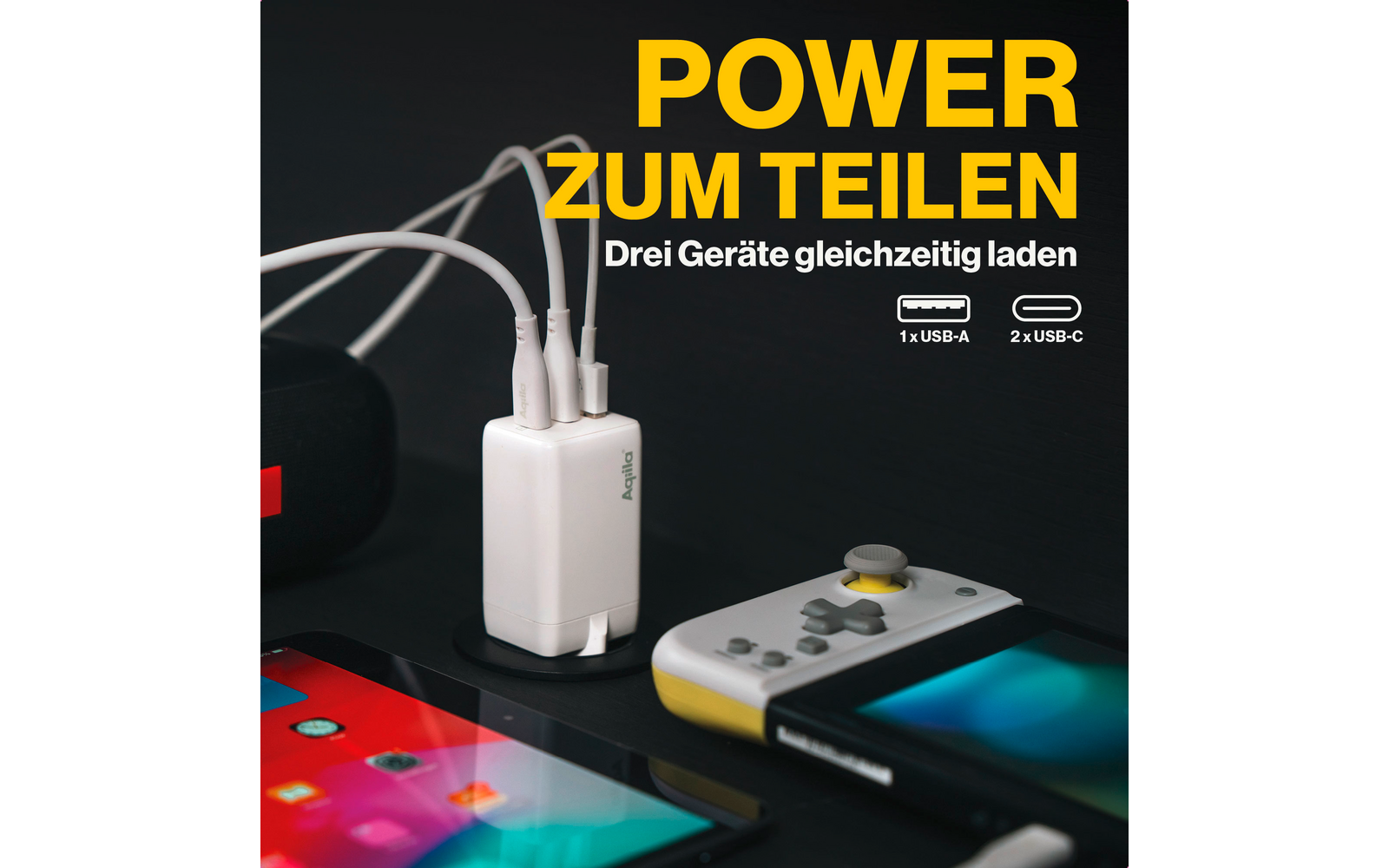 Drei elektronische Geräte, die gleichzeitig an einem weißen Ladegerät mit drei USB-Kabeln angeschlossen sind
