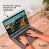 Person tippt auf einem Laptop auf einem Tisch, daneben ein Smartphone und eine Pflanze