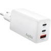 Weißes USB-Ladegerät mit zwei USB-C-Ports und einem USB-A-Port, angeschlossen an einem Stecker