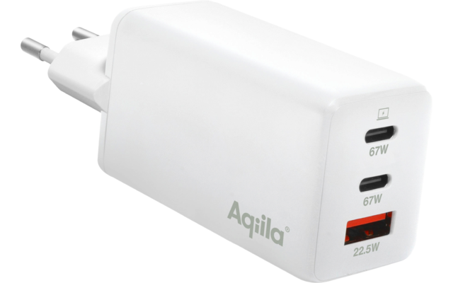 Weißes USB-Ladegerät mit zwei USB-C-Ports und einem USB-A-Port, angeschlossen an einem Stecker