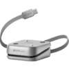 Silbernes Eckgerät mit flachem Kabel und USB-Stecker