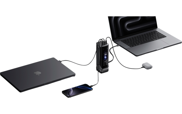 Schwarzer Schreibtisch mit Laptop, Tablet, Smartphone und zwei Lautsprechern