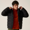 Mann trägt schwarze Steppjacke, teilweise geöffnet, darunter orangefarbene Fleecejacke, hält den Kragen, schaut zur Seite, heller Hintergrund