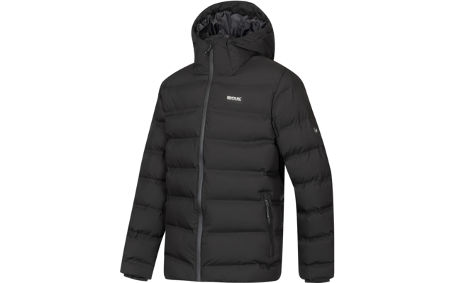Schwarze gesteppte Kapuzenjacke mit durchgehendem Reißverschluss, seitlichen Reißverschlusstaschen, kleinem Logo auf der Brust, waagerechte Steppnähte, weißer Hintergrund