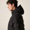 Person im Profil trägt eine schwarze Daunenjacke mit Kapuze, Blick nach links, heller Hintergrund